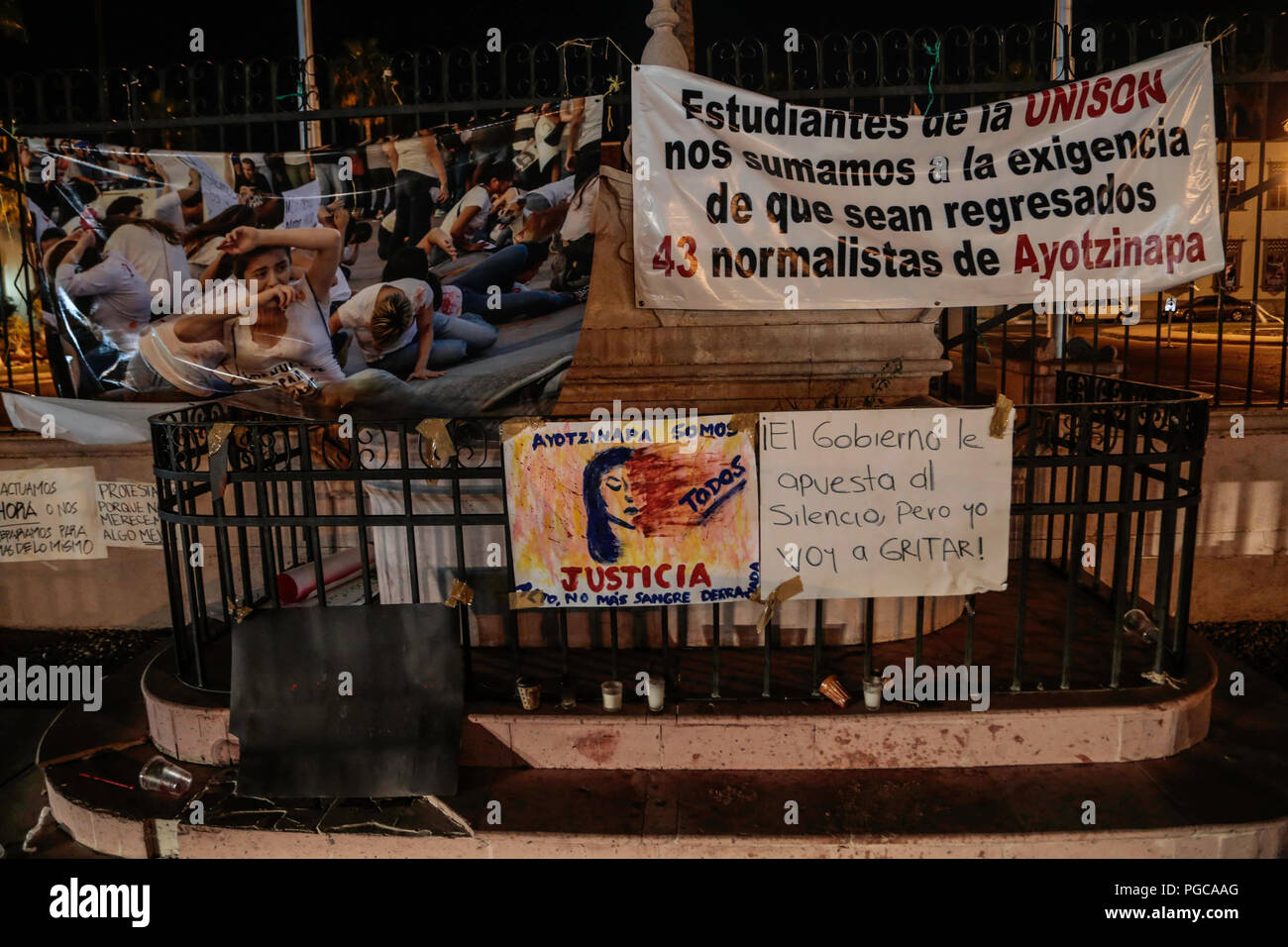 Luego de 33 dias de haber desaperecido 43 jovenes estudiantes de Ayotzinapa, se dio a conocer el hallaszo de varios cuerpos calcinados que al Pare Foto Stock