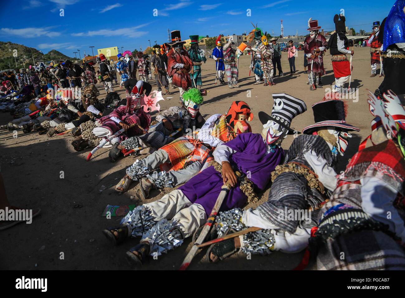 I farisei di Yaqui colonia trubu Macellazione e le batterie si è tenuto oggi il Giovedì Santo, durante la Quaresima e la Pasqua a Hermosillo Sonora. Pasqua 2015. Foto Stock