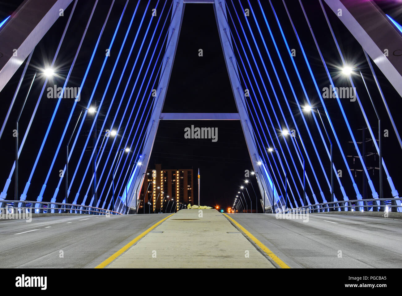 Lowry Bridge a Minneapolis, Mn di notte. Esposizione lunga presa dal punto di vista stradale Foto Stock
