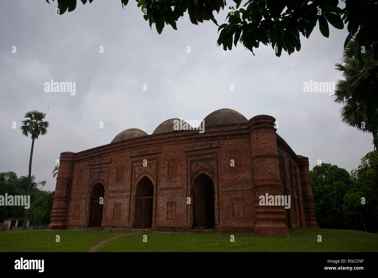 Dhuni Chawak Masjid, una vecchia moschea a Shibganj. Chapainawabganj, Bangladesh. Foto Stock