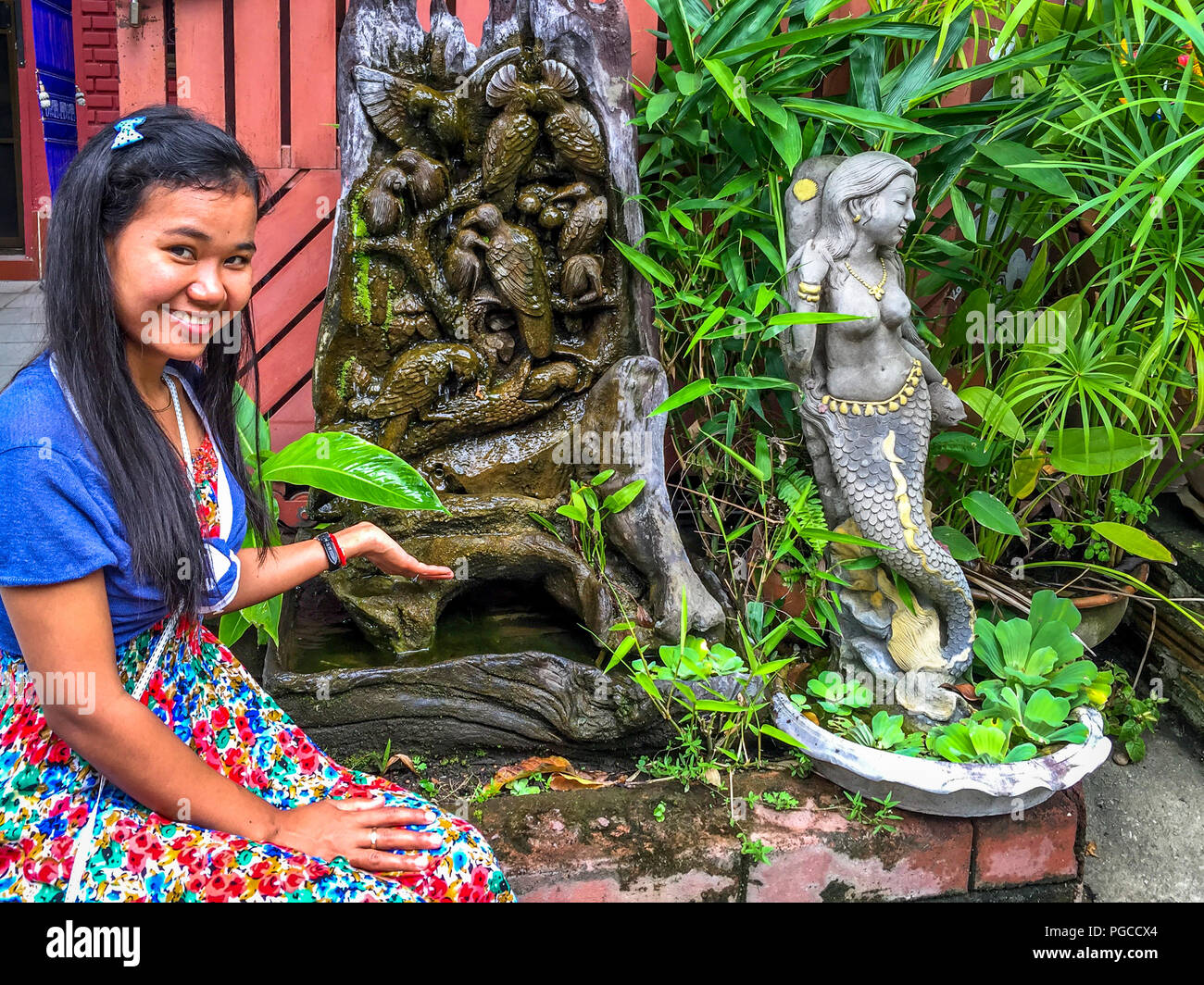 Samann mostra una statua e piccole di acqua artificiale rientrano all'interno delle mura della città vecchia di Chaing Mai. Rilascio di foto sì. Foto Stock