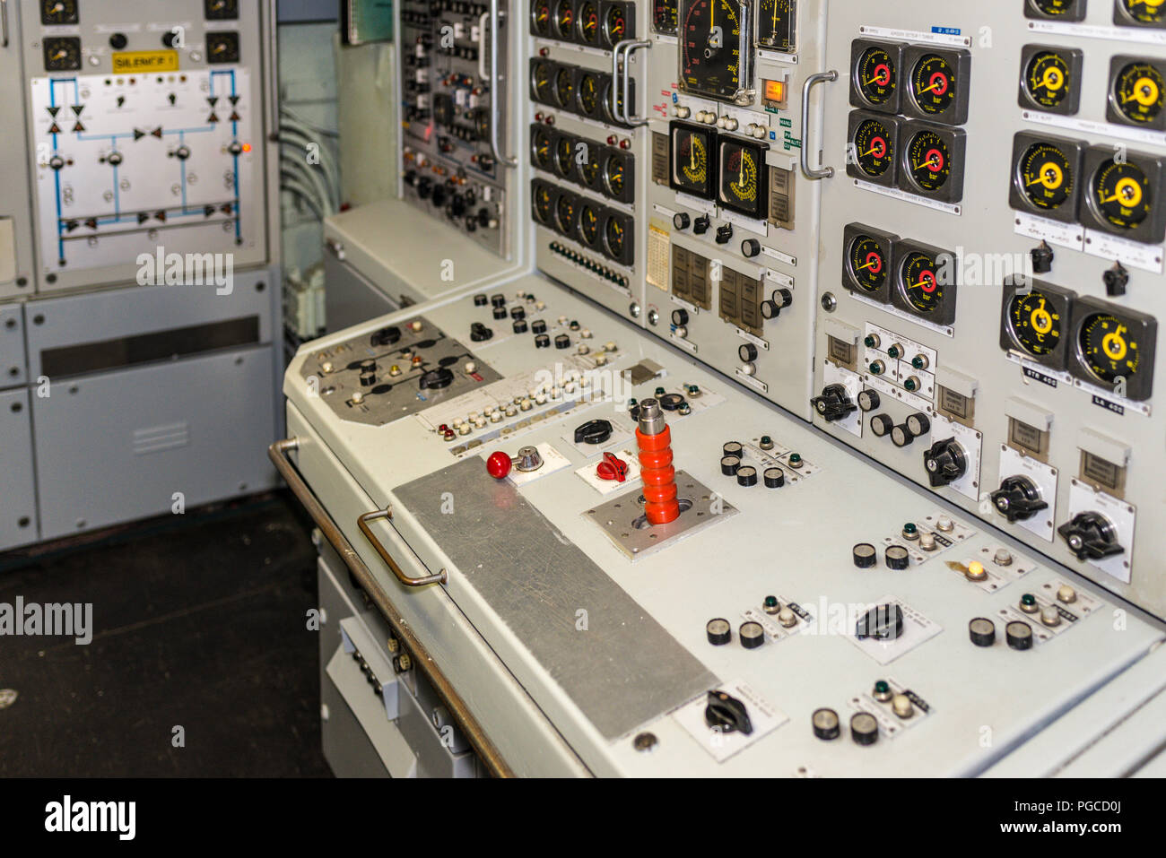 Cherbourg-Octeville, Francia - 22 Maggio 2017: vista dettagliata di dispositivi di controllo interno del sommergibile nucleare Le temibile della Marina Francese in 'Cite Foto Stock