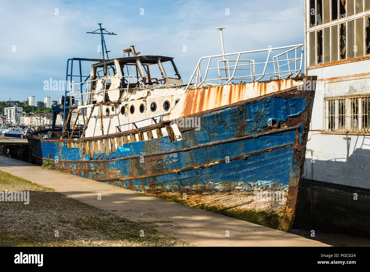 Di ferro arrugginito barca ormeggiata nel porto di Cherbourg-Octeville, Normandia, Francia Foto Stock