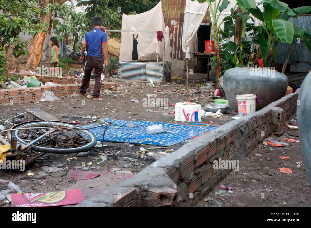 Un area comune utilizzato come un cantiere è piena di immondizia in una delle baraccopoli in Kampong Cham, Cambogia. Foto Stock