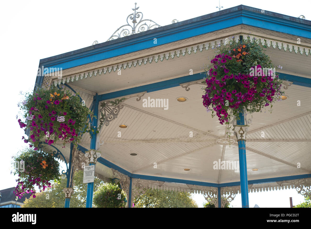 Le composizioni floreali intorno al tetto bandstand nel Carfax di Horsham Town Center. Fiori d'estate in cestelli appesi. Foto Stock
