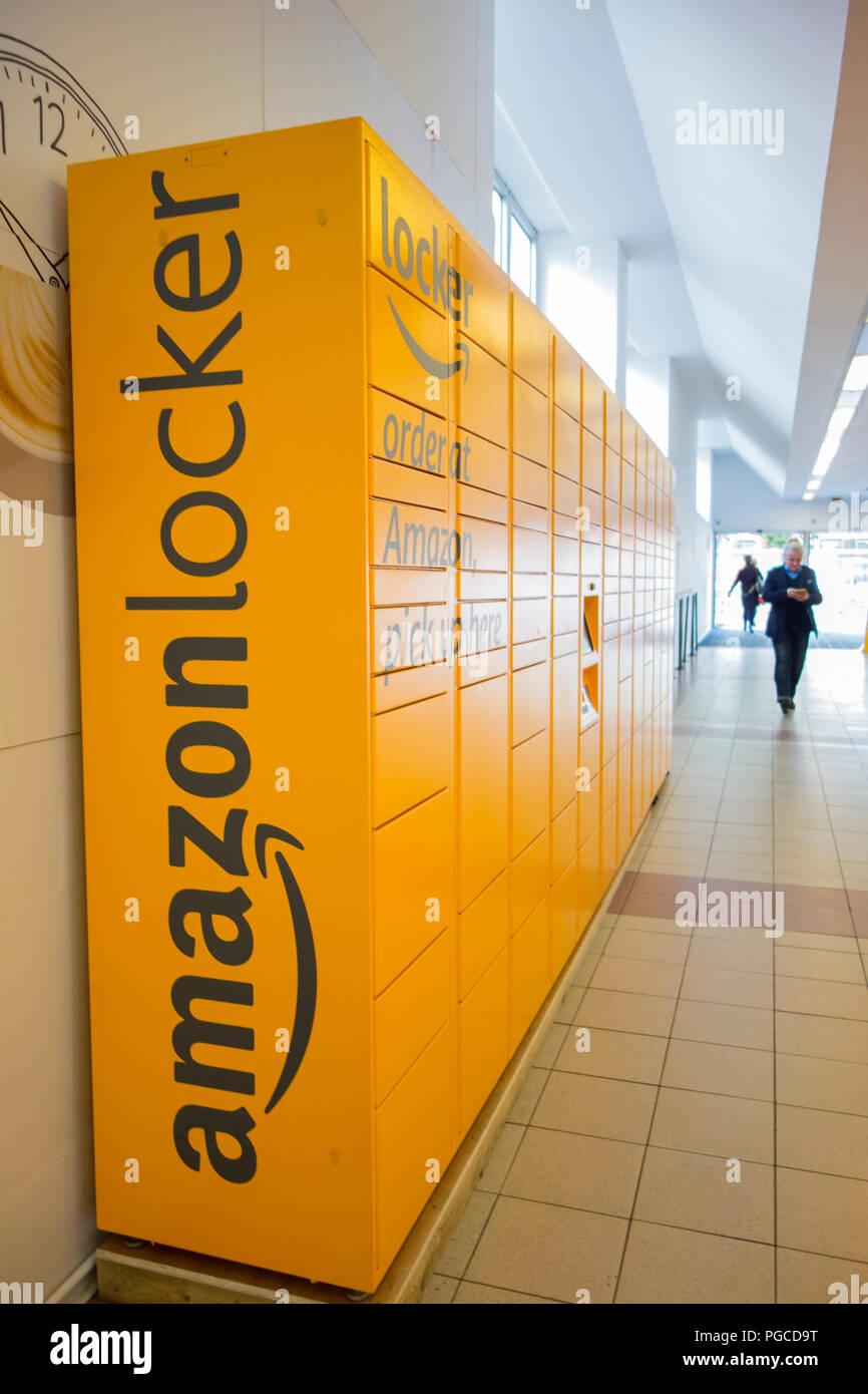 Amazon armadietti situato in Hammersmith Broadway shopping centre Foto Stock