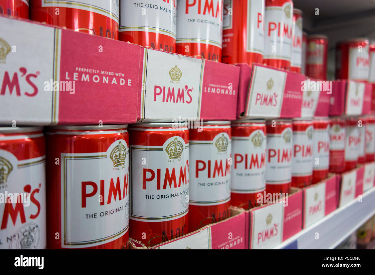 Lattine di Pimm su uno scaffale di un supermercato a Londra, Inghilterra, Regno Unito Foto Stock
