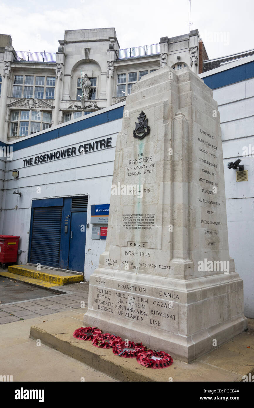 Memoriale di guerra e il cenotafio al di fuori del centro di Eisenhower, Chenies Street, Fitzrovia, Londra, WC1, Regno Unito Foto Stock