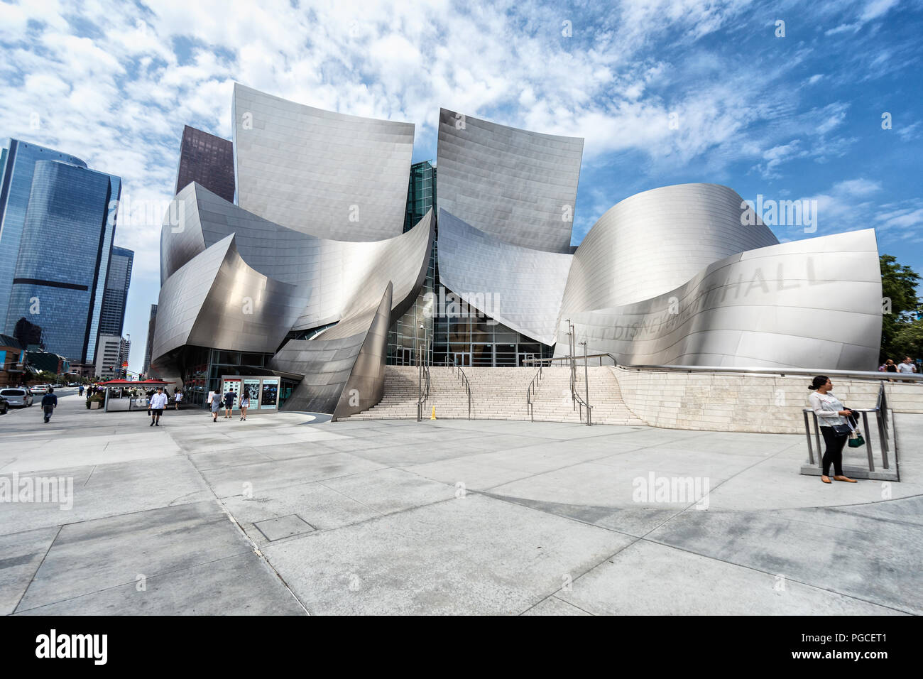 Los Angeles, Stati Uniti d'America - Luglio 25, 2017: Architettura del Walt Disney Concert Hall di Los Angeles, che è la casa della Los Angeles Philharmonic Orchestra e la Los Angeles Master Chorale. Foto Stock