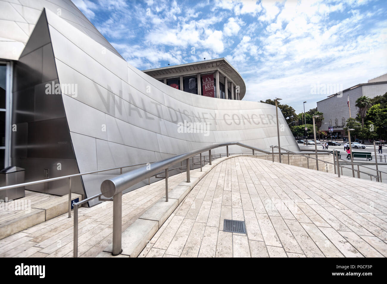 Los Angeles, Stati Uniti d'America - Luglio 25, 2017: Architettura del Walt Disney Concert Hall di Los Angeles, che è la casa della Los Angeles Philharmonic Orchestra e la Los Angeles Master Chorale. Foto Stock