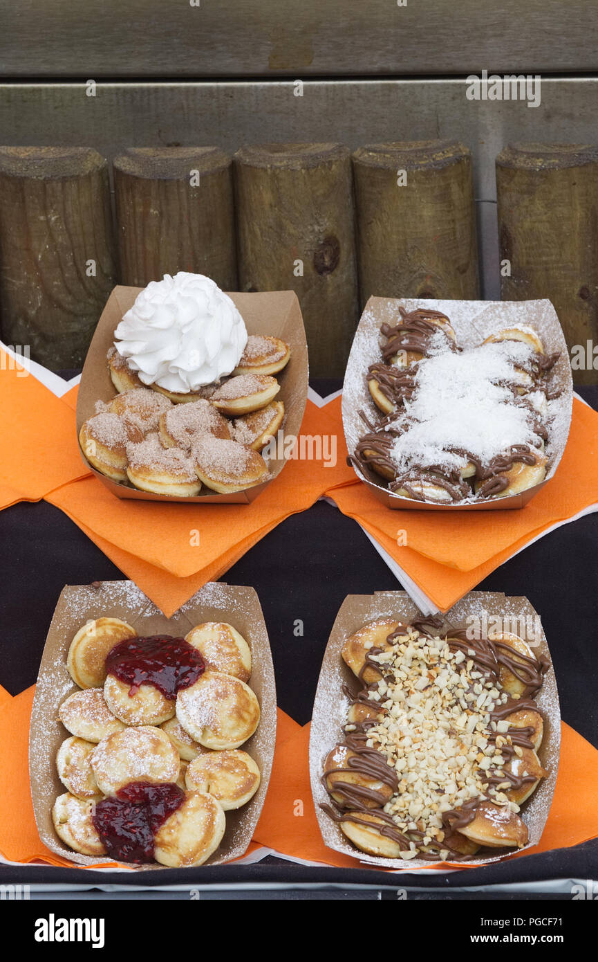 Crapes con salse al cioccolato e crema di latte Foto Stock