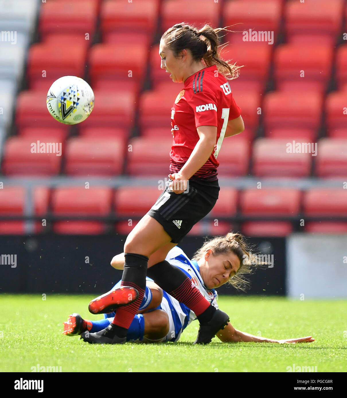 La Katie Zelem del Manchester United viene affrontata durante la Continental Tires Cup, la partita del Gruppo due Nord al Leigh Sports Village. Foto Stock La Katie Zelem del Manchester United viene affrontata durante la Continental Tires Cup, la partita del Gruppo due Nord al Leigh Sports Village. Foto Stock