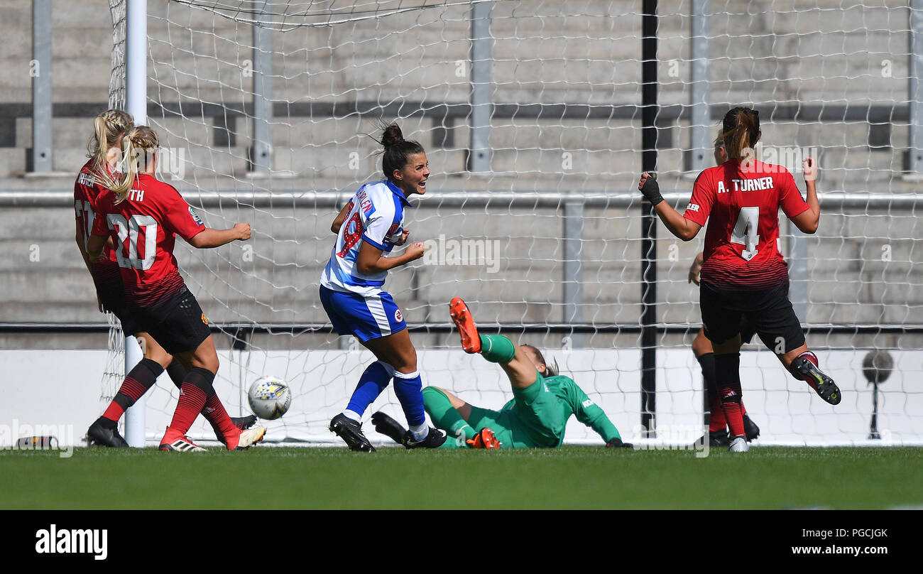 Reading's Brooke Chaplen festeggia il primo gol della sua squadra durante la Continental Tires Cup, la partita del Gruppo due Nord al Leigh Sports Village. Foto Stock Reading's Brooke Chaplen festeggia il primo gol della sua squadra durante la Continental Tires Cup, la partita del Gruppo due Nord al Leigh Sports Village. Foto Stock