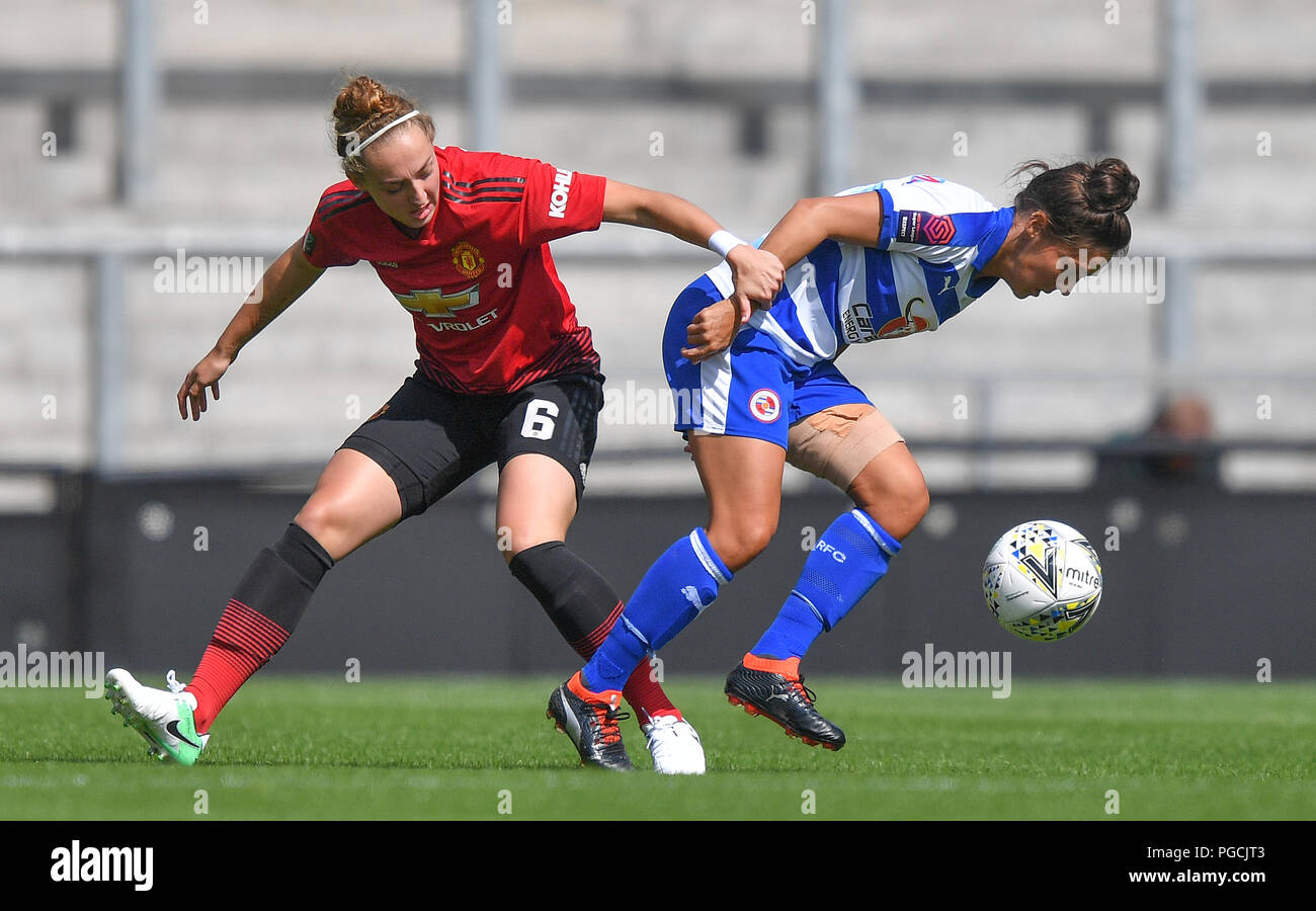 L'Aimee Palmer del Manchester United batte con la Fara Williams di Reading durante la Continental Tires Cup, la partita del Gruppo due Nord al Leigh Sports Village. Foto Stock L'Aimee Palmer del Manchester United batte con la Fara Williams di Reading durante la Continental Tires Cup, la partita del Gruppo due Nord al Leigh Sports Village. Foto Stock