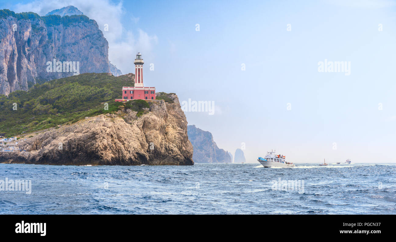 Una vista del Faro di Punta Carena, sull'isola di Capri sullo sfondo le rocce dei Faraglioni può essere visto Foto Stock