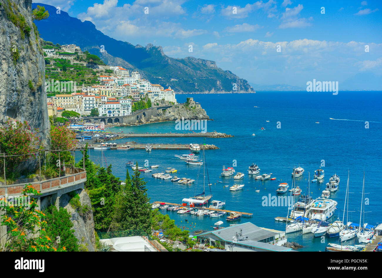 La città di Amalfi sulla Costiera Amalfitana in Campania, costruito sul lato della scogliera in stile tipico per la zona Foto Stock
