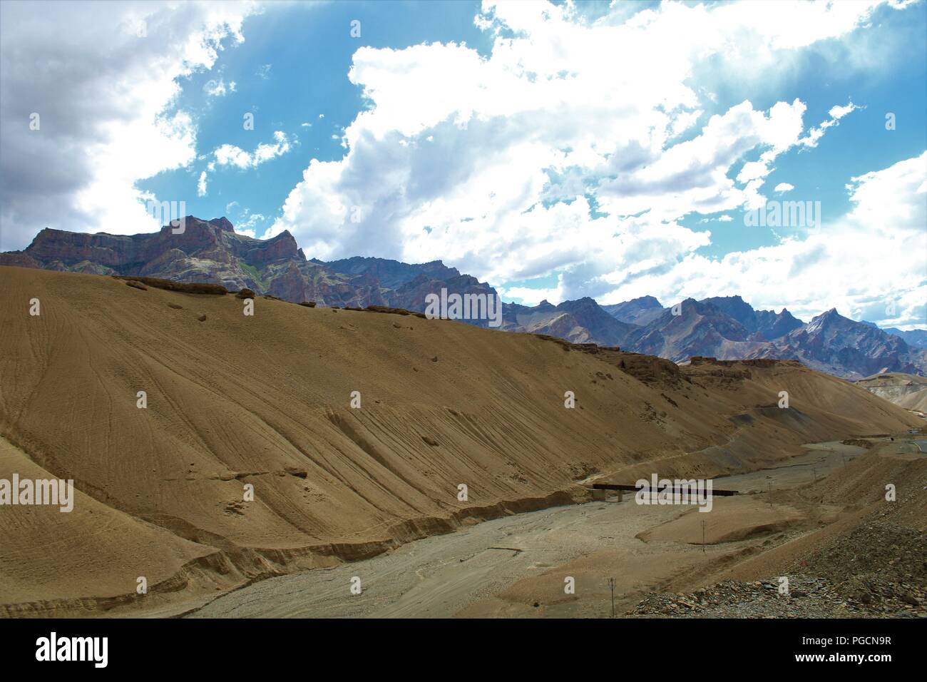 Bella montagna himalayana gamme, Guardando bella con chiaro cielo blu e nuvole di Pentecoste. Foto Stock