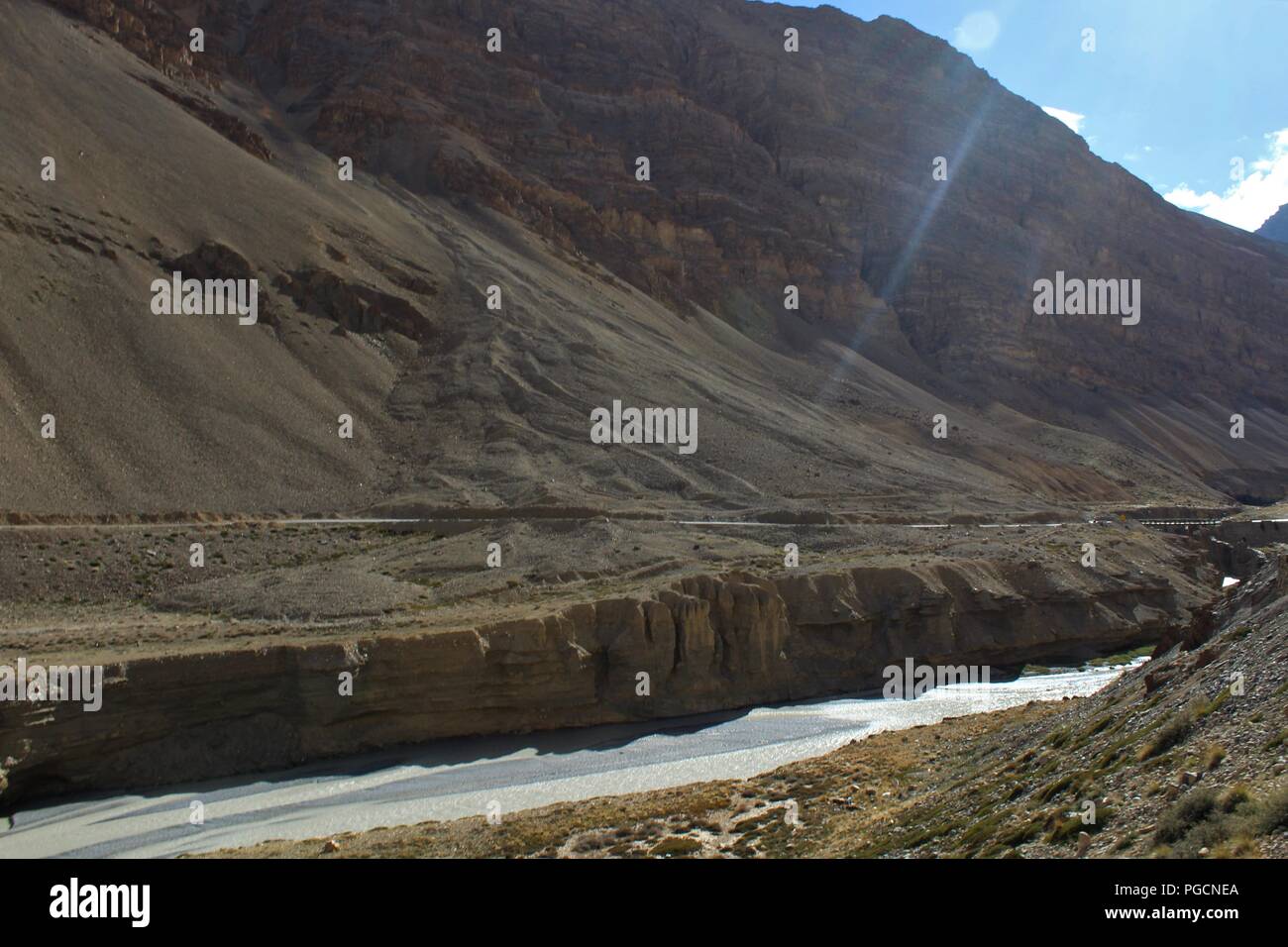 Bella montagna himalayana gamme, Guardando bella con chiaro cielo blu e nuvole di Pentecoste. Foto Stock