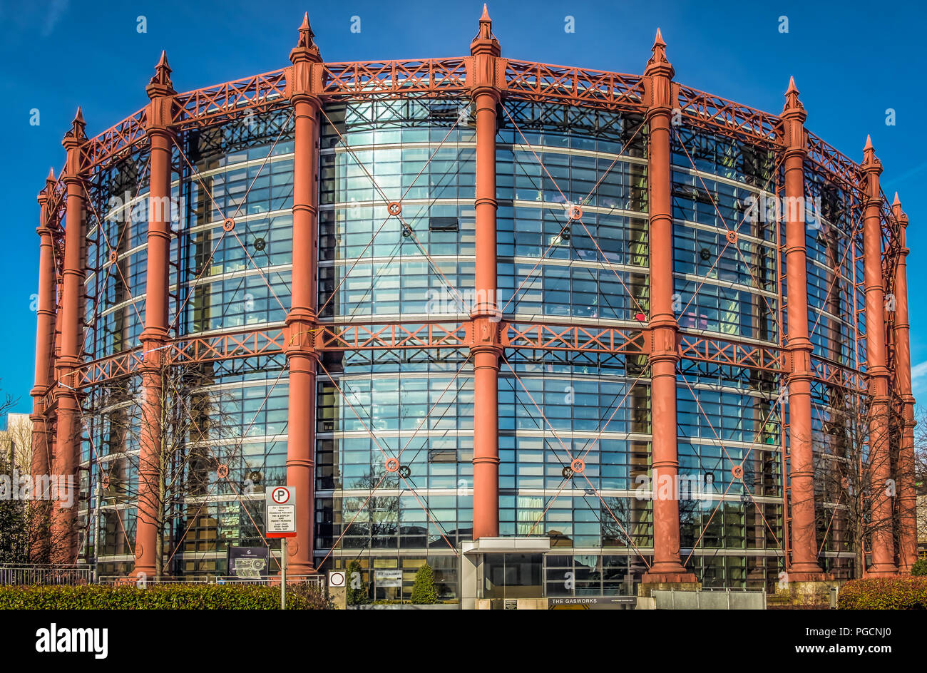 Dublino, Irlanda, marzo 2018, l'alleanza di un edificio residenziale nel sud del distretto Lotts creato entro la struttura in ghisa di un ex gasometro. Foto Stock