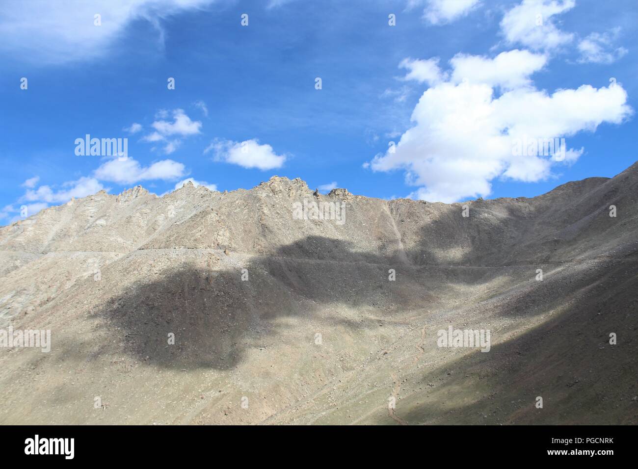 Bella montagna indiano con le ombre delle nuvole con cielo blu. Foto Stock