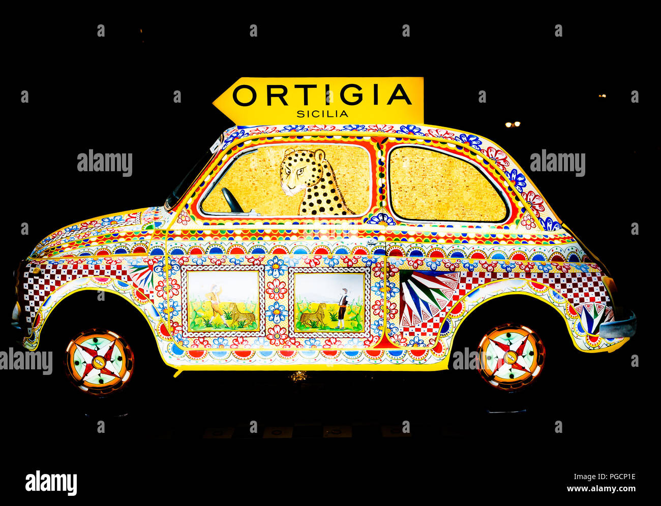 Ortigia advertising - una vettura di colore giallo brillante guidata da un leopardo Foto Stock