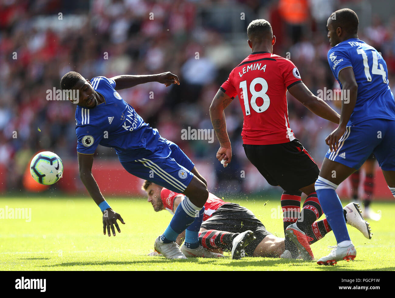 Il Leicester City's Kelechi Iheanacho (sinistra) e Southampton Mario Lemina (destra) in azione durante il match di Premier League a St Mary's Stadium, Southampton. Foto Stock