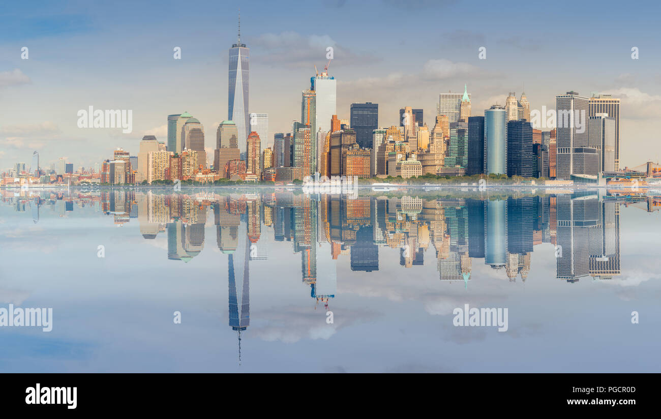 New York City come visto da Liberty Island con un ritoccata la riflessione sul fiume Hudson. Foto Stock