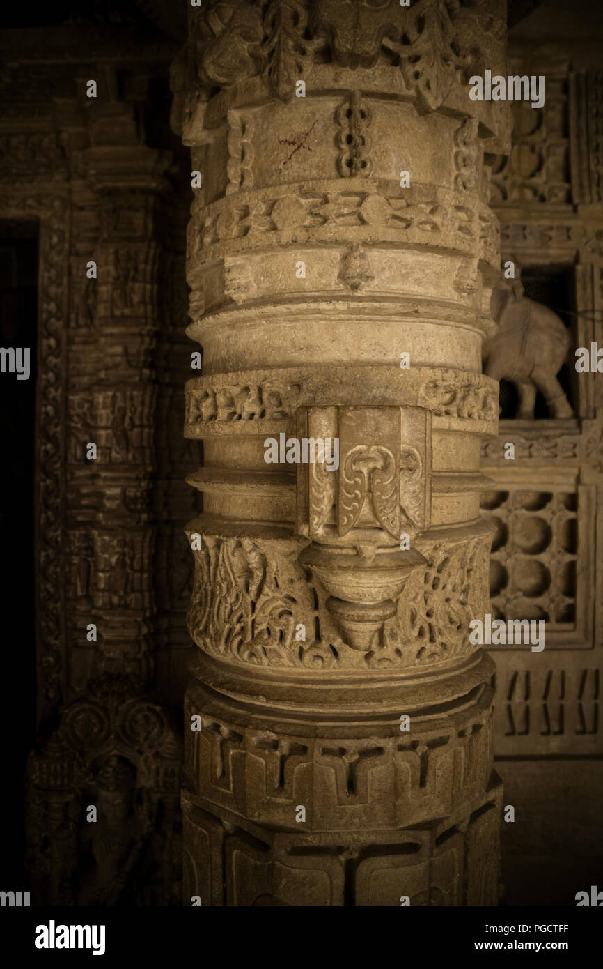 Questi sono un gruppo di templi Jain risalente XII e XV secolo e sono dedicate a varie Jain Tirthankars (eremiti). Sulle pareti del tem Foto Stock