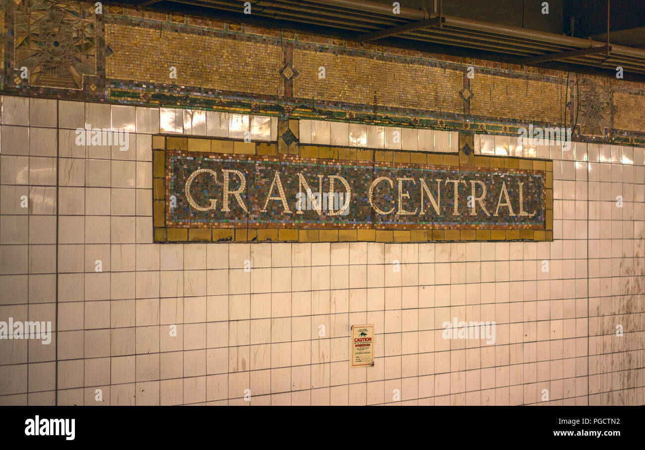 Il vecchio Grand segno centrale realizzato in piastrelle e mosaico sulla parete della metropolitana Foto Stock