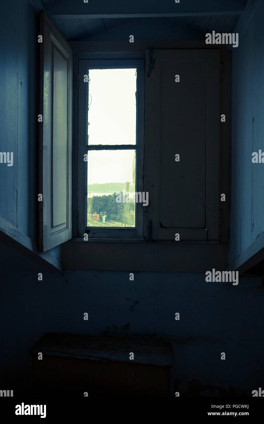 Gli interni di Lisbona dove il tempo è sospeso.Windows. Dipartimento abbandonati, il corso del tempo. Lisbona, Portogallo. Foto Stock