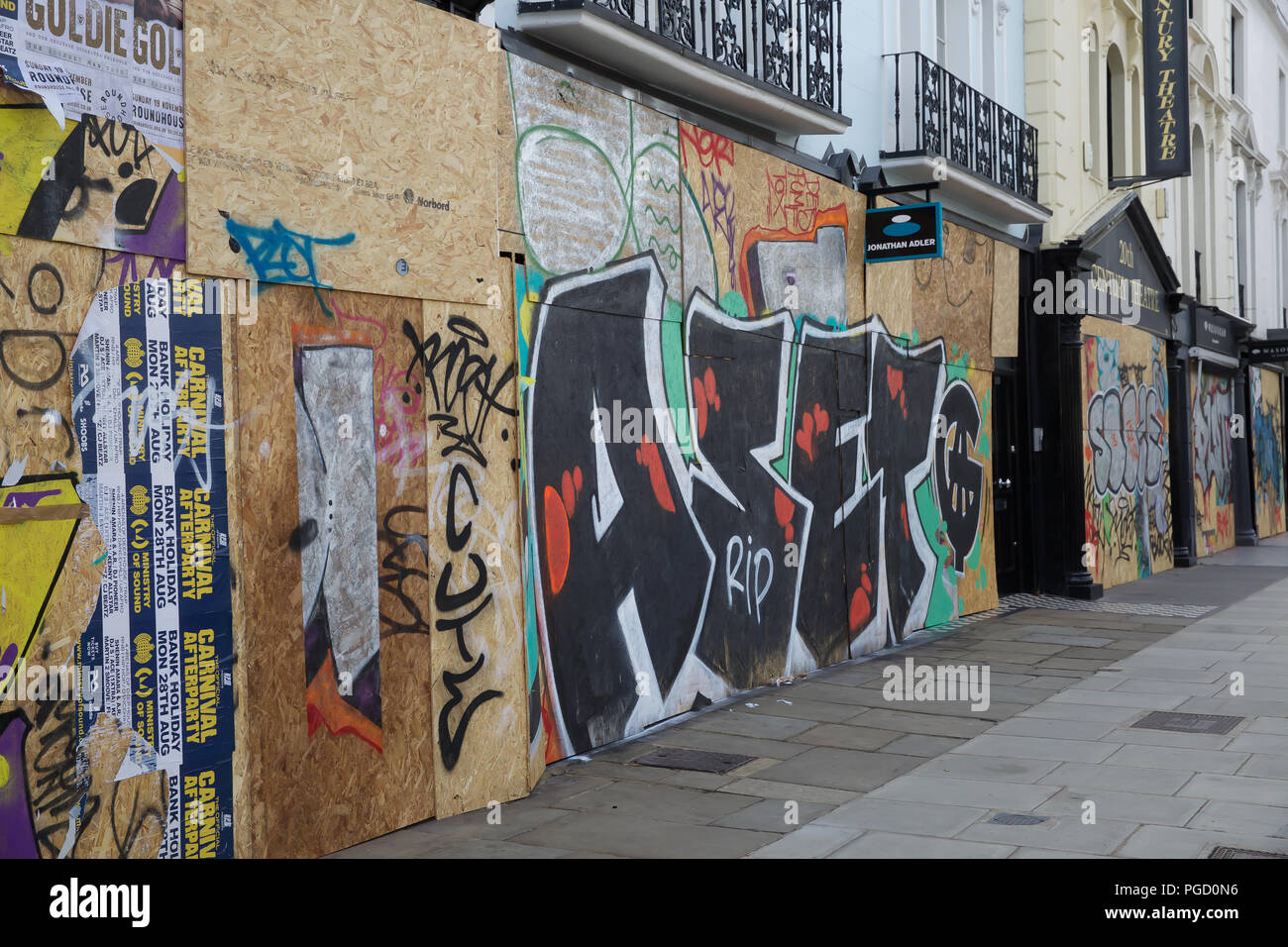 Notting Hill,UK,25 agosto 2018,ottenere i preparativi in corso per l'Annuale carnevale di Notting Hill che si svolge il 26 e 27 agosto. Le persone e le aziende iniziano a bordo fino le finestre e le porte per proteggere le loro proprietà contro eventuali atti di vandalismo. Credito: Keith Larby/Alamy Live News Foto Stock