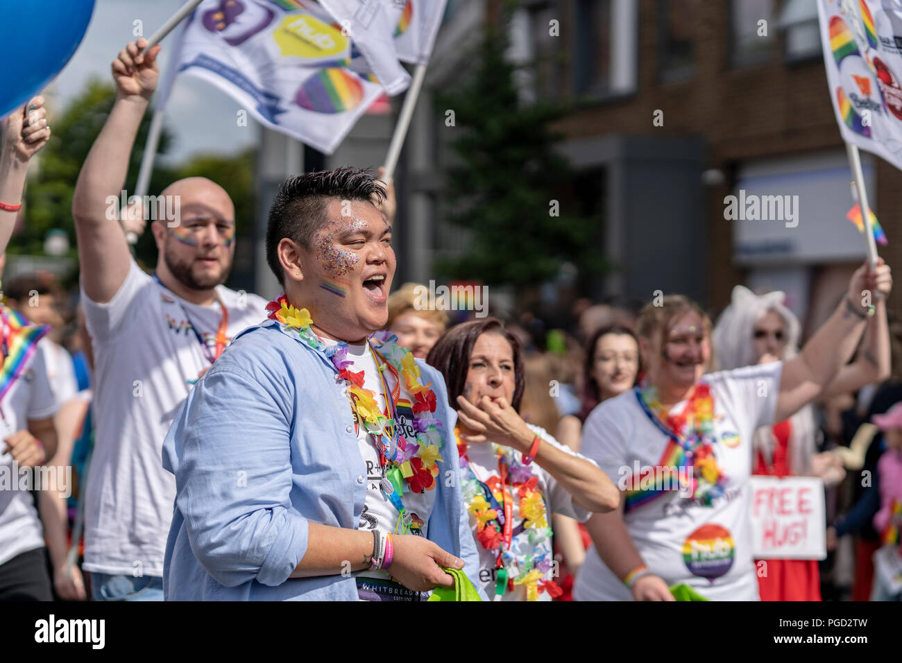 Cardiff, Galles, Agosto 25, 2018: dimostranti partecipare all'annuale Cymru Pride Parade a Cardiff, nel Galles il 25 agosto 2018 ©Daniel Damaschin Credito: Daniel Damaschin/Alamy Live News Foto Stock