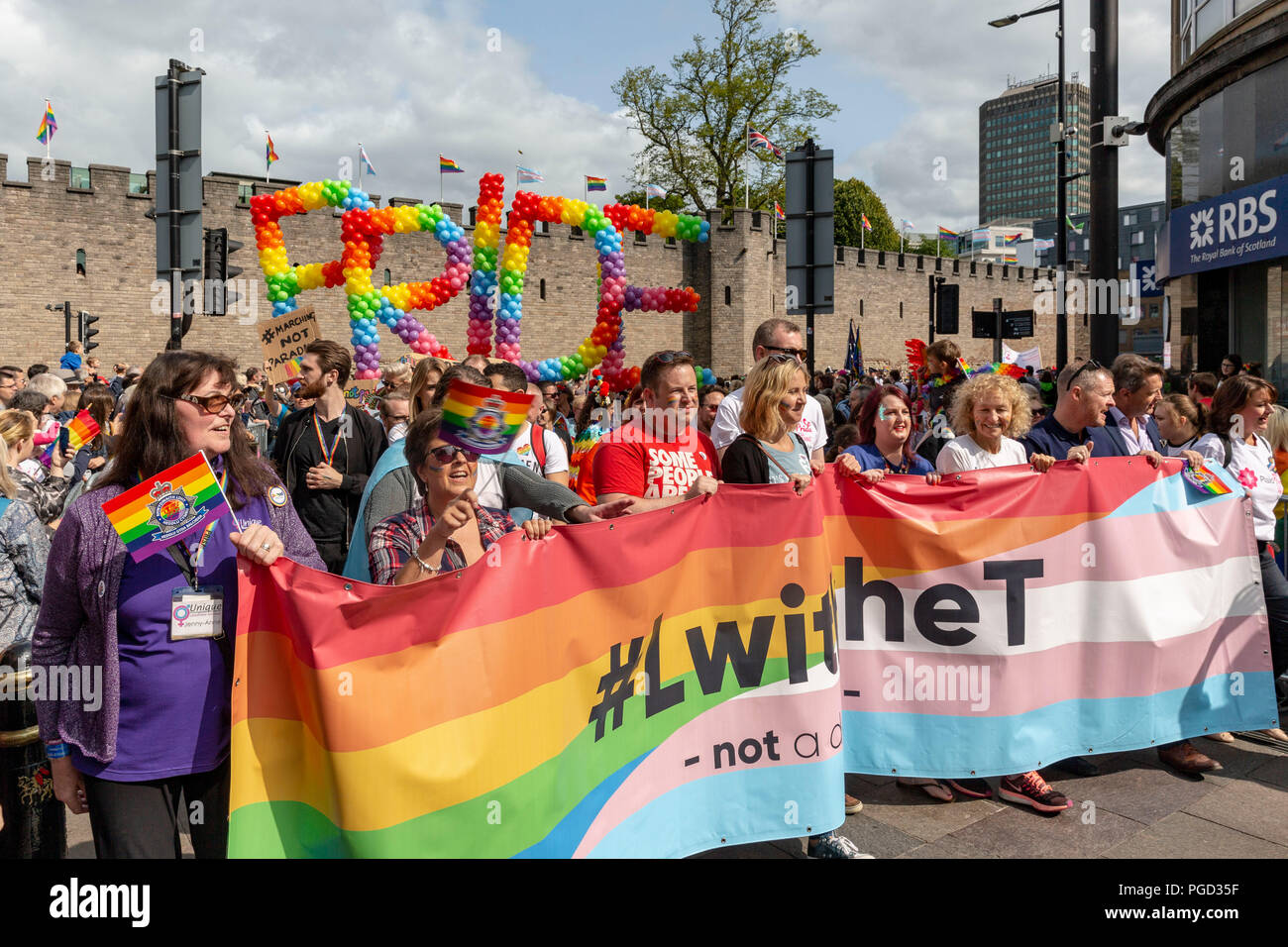 Cardiff, Regno Unito. 25 ago 2018. Il 2018 Cymru Pride Parade di Cardiff che divaricata St Mary Street e Raglan Street nel centro della citta'. © foto Matteo Lofthouse - Fotografo freelance Credito: Matteo Lofthouse/Alamy Live News Foto Stock