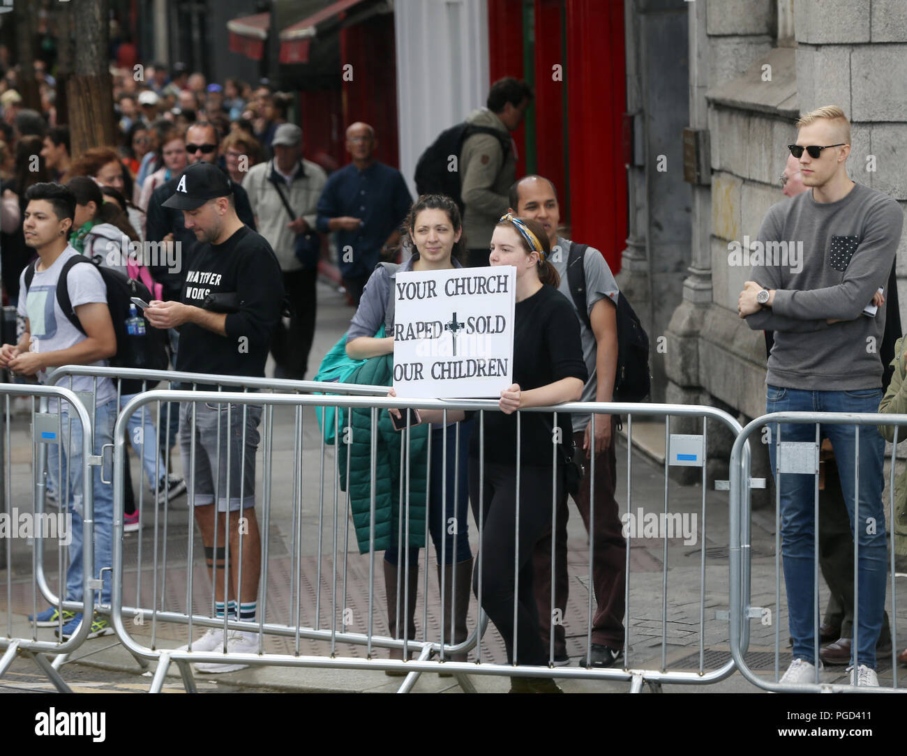 La folla e i manifestanti girare a Dublino per la visita del Papa a Francesco di Irlanda Foto Stock