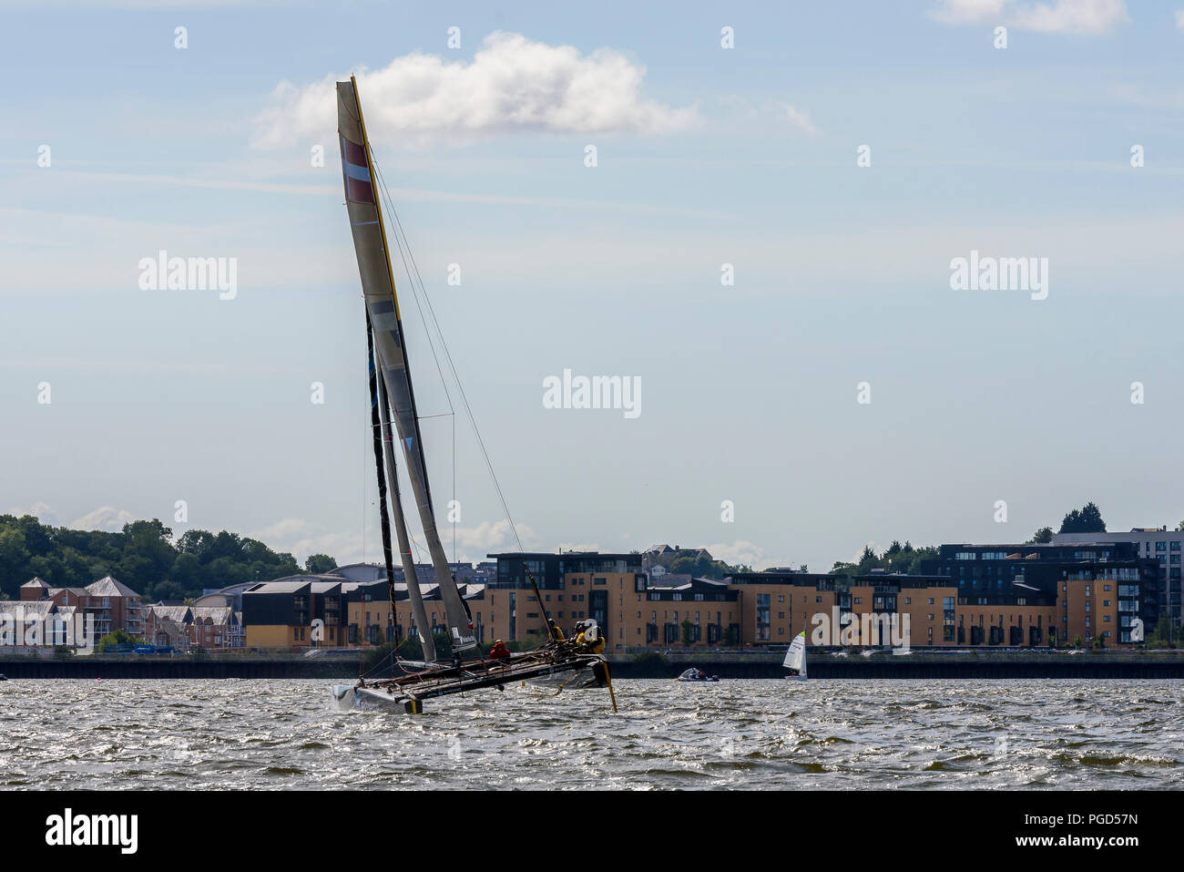 La Baia di Cardiff, Galles, UK. 25 ago 2018. Catamarano di prendere parte all'estremo la vela di serie in Cardiff Bay su un soleggiato e giorno nuvoloso in Galles Credito: Gary Parker/Alamy Live News Foto Stock