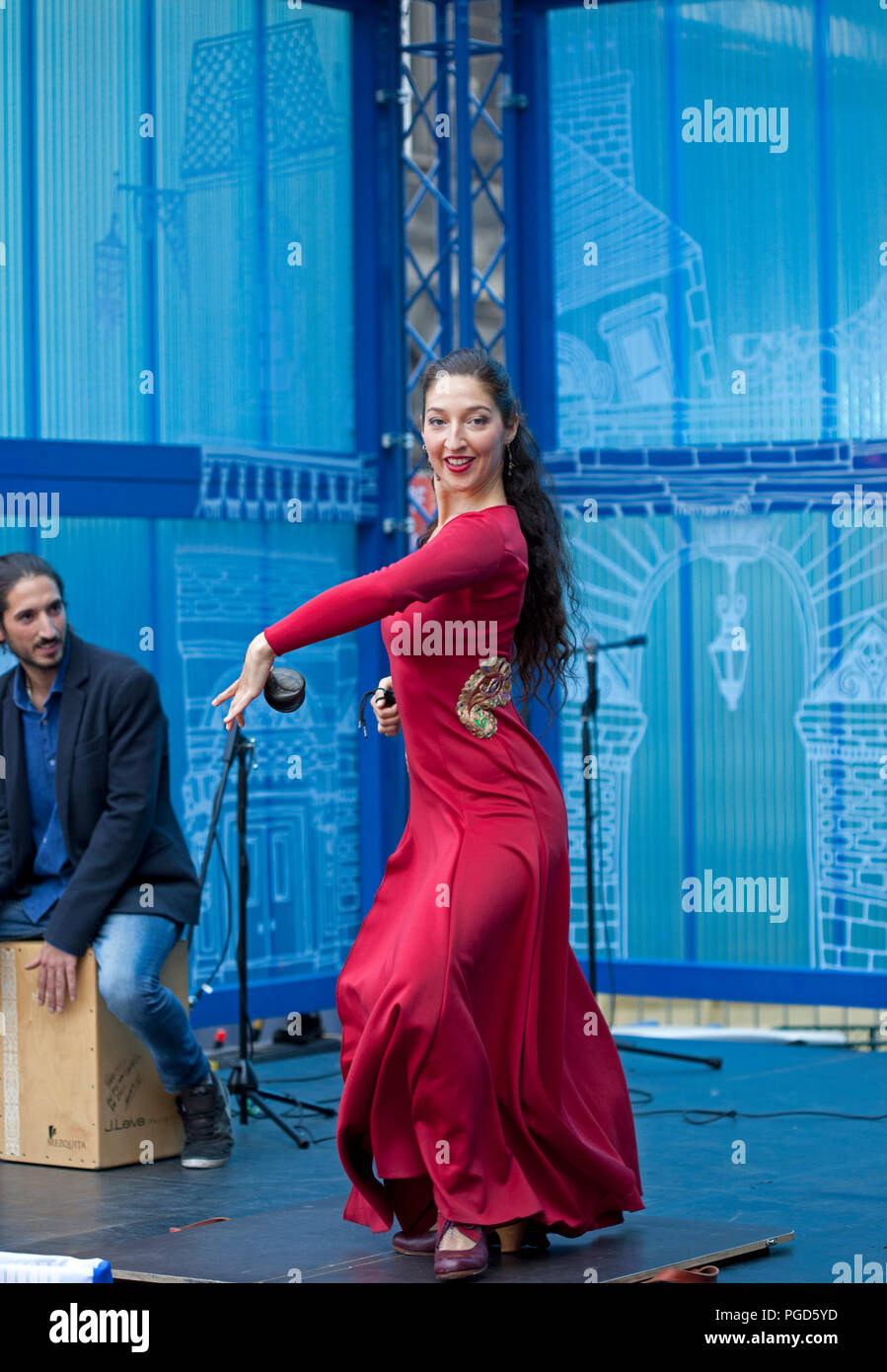 Edimburgo, Scozia, Regno Unito. Il 25 agosto 2018. Frangia di Edinburgh Royal Mile stage, prestazioni da radici di Flamenco, ballerino spagnolo e musicisti Foto Stock