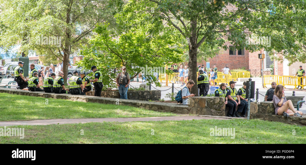North Carolina, USA. Il 25 agosto 2018. Dimostrazione a Silent Sam statua, UNC Campus con sorveglianza di polizia Credito: DavidEco/Alamy Live News Foto Stock