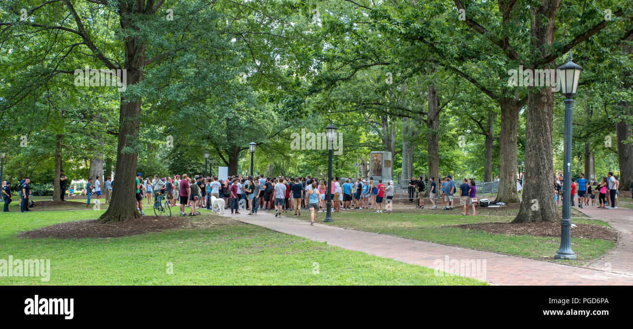 North Carolina, USA. Il 25 agosto 2018. Dimostrazione a Silent Sam statua, UNC Campus con sorveglianza di polizia Credito: DavidEco/Alamy Live News Foto Stock