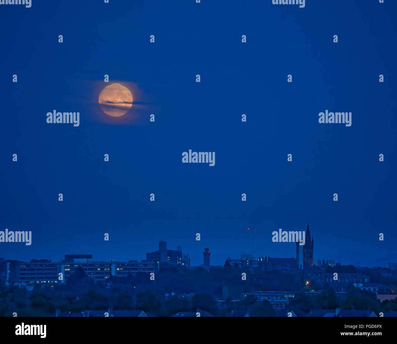 Glasgow, Scotland, Regno Unito. Il 25 agosto, 2018. Regno Unito Meteo: Agosto la luna di storione su Glasgow University e il suo stile gotico-torre dell orologio nel west end della città purtroppo non è chiamato dopo Nicola ma dopo l'America del Nord la più grande pesce lo storione. Gerard Ferry/Alamy news Foto Stock