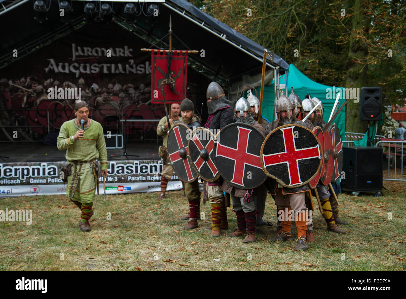 Jasienica, Polonia. Il 25 agosto 2018. La slava (Knight) combattimenti durante la tradizionale fiera medievale nella città di Jasienica detenute nelle rovine del monastero Jasienica. © Elsie Kibue / Alamy Live News Foto Stock