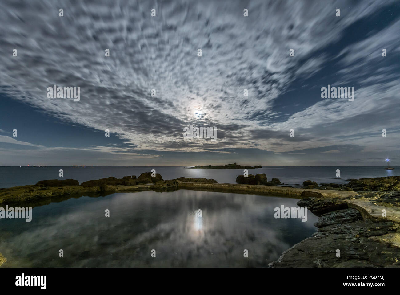 Mousehole, Cornwall, Regno Unito. Il 25 agosto 2018. Regno Unito Meteo. La piena 'sturgeon' luna parzialmente oscurata da nuvole e riflettendo nella roccia piscina a Mousehole questa sera. Credito: Simon Maycock/Alamy Live News Foto Stock