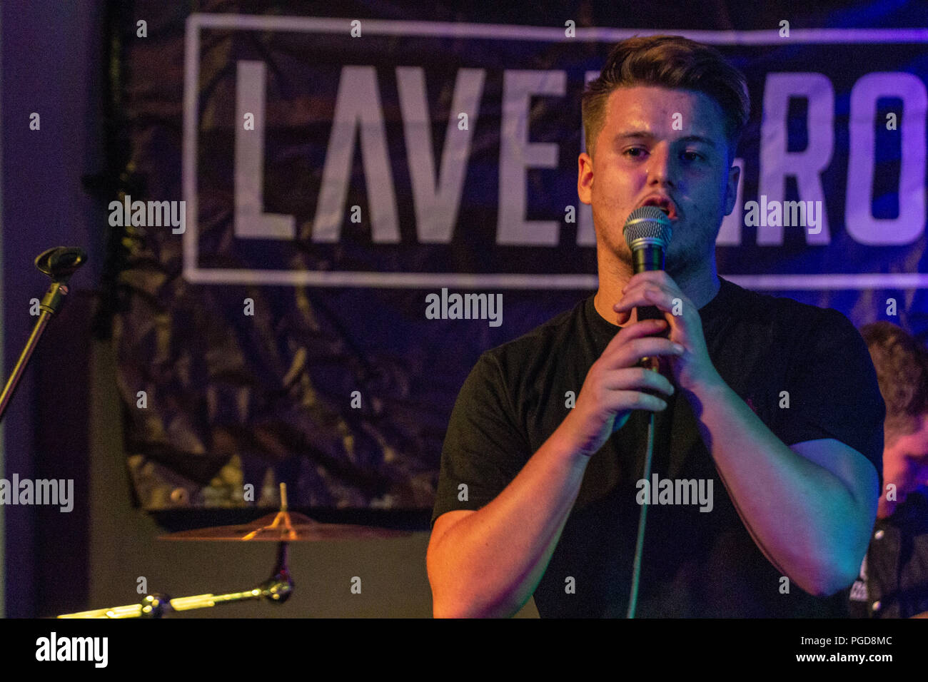 Gareth Barrow, cantante della band Lavengro effettuando in corrispondenza di Derryâ€™s centro nervoso, Irlanda del Nord. Foto Stock