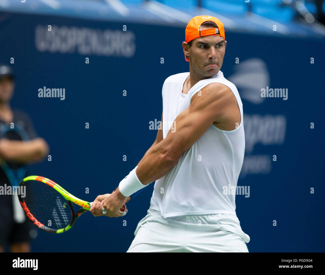 New York, Stati Uniti d'America. Il 25 agosto 2018. Rafael Nadal pratiche a US Open Tennis Championship a USTA Billie Jean King National Tennis Center Foto Stock