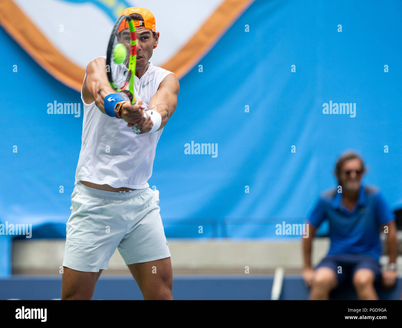 New York, Stati Uniti d'America. Il 25 agosto 2018. Rafael Nadal pratiche a US Open Tennis Championship a USTA Billie Jean King National Tennis Center Foto Stock