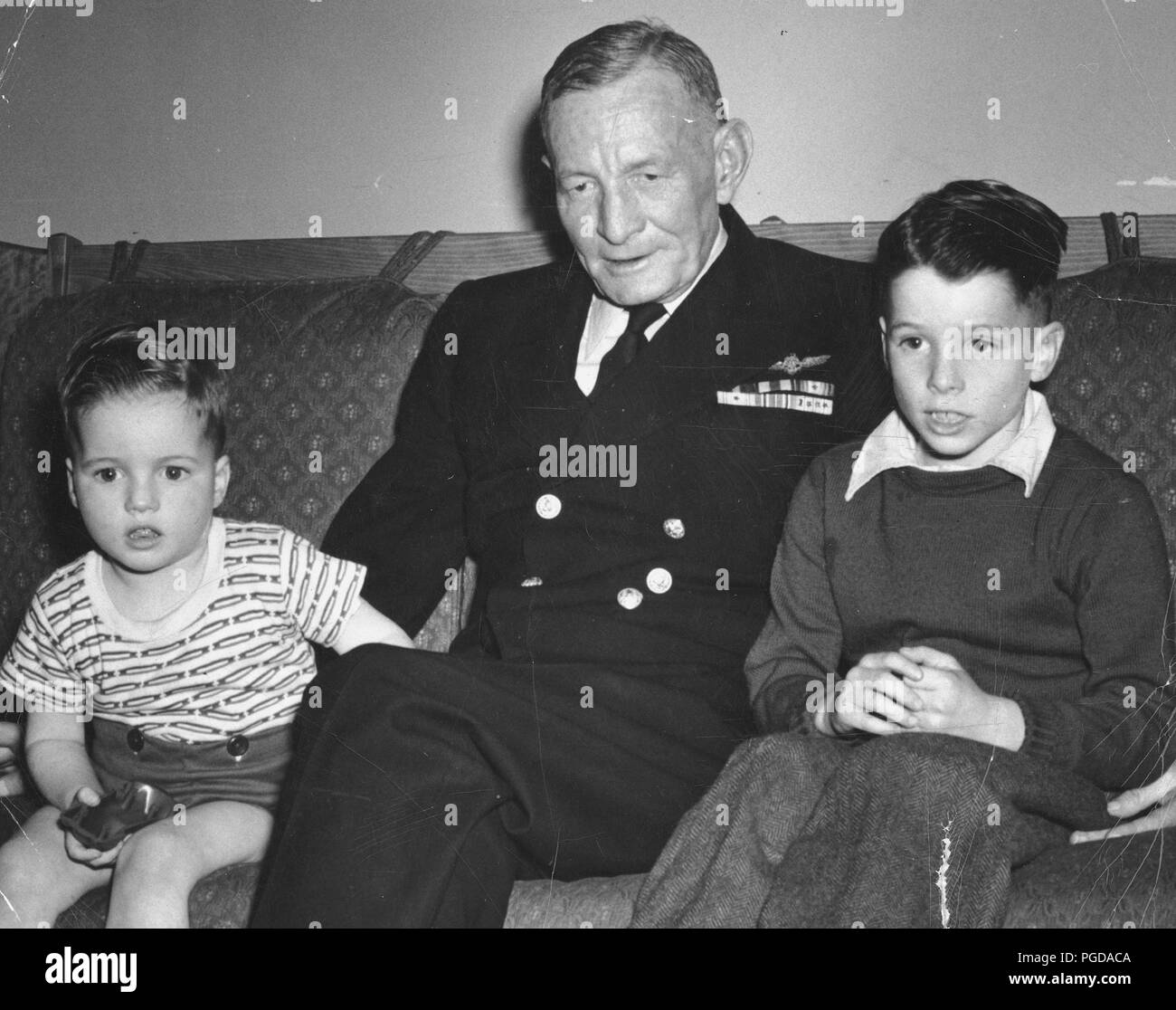 Jun 15, 1951 - John Mccain (R), il più giovane fratello Joe MCCAIN (L) e nonno Ammiraglio John SIDNEY MCCAIN Senior (esatta posizione sconosciuta). John Sidney McCain III (nato il 29 agosto 1936) è il senior senato degli Stati Uniti dall'Arizona e presunta Partito Repubblicano candidato alla presidenza degli Stati Uniti per la prossima elezione 2008. Durante la guerra del Vietnam, ha quasi perso la sua vita nel 1967 USS Forrestal fire. In quello stesso anno durante una missione i bombardamenti sul Nord Vietnam, egli fu abbattuto, gravemente ferito e catturato come prigioniero di guerra da nord Vietnamiti. Ha trascorso cinque e mezzo Foto Stock