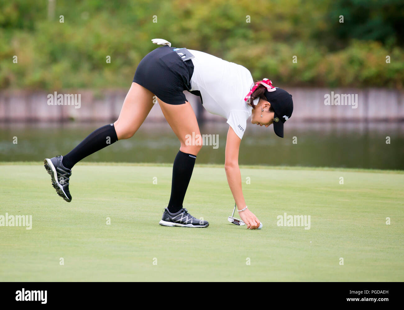 Jeongseon, a est di Seoul, Corea del Sud. 23 Ago, 2018. Shin-Ae Ahn (KOR) Golf : Shin-Ae Ahn della Corea del Sud sulla undicesima verde durante il primo round di KLPGA ALTA1 Resort Ladies Open 2018 all'Alta1 Country Club in Jeongseon, a est di Seoul, Corea del Sud . Credito: Lee Jae-Won/AFLO/Alamy Live News Foto Stock