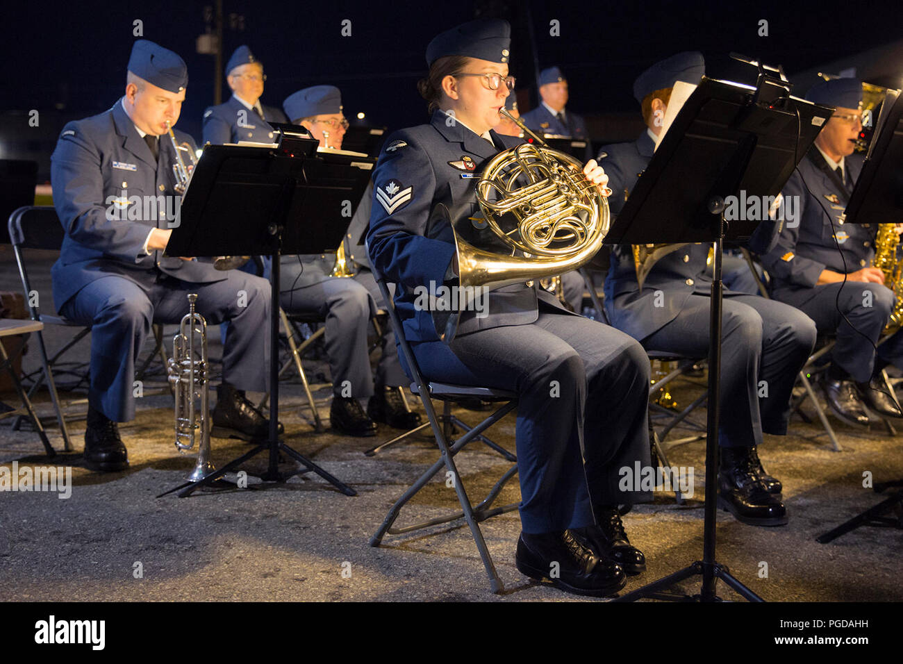 Nanton, Canada. 24 Agosto, 2018. 4 ala Royal Canadian Air Force Band dal lago freddo gioca al Comando Bombardieri Museo del Canada. La manifestazione è parte di un settantacinquesimo anniversario commemorazione della Dambusters Raid durante la Seconda Guerra Mondiale. Rosanne Tackaberry/Alamy Live News Foto Stock