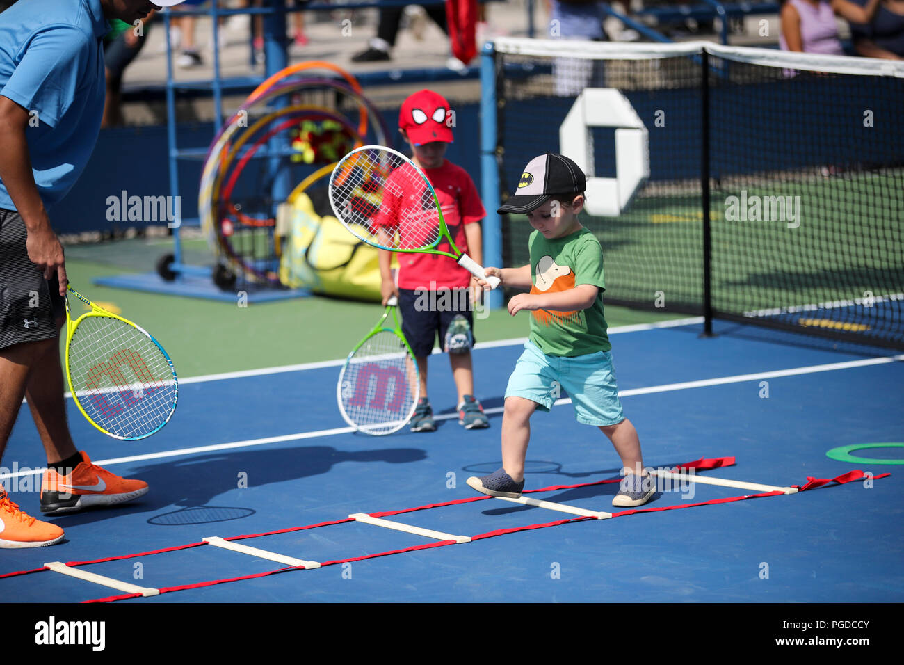 New York, Stati Uniti d'America. 25 Ago, 2018. Bambini a giocare i giochi di tennis durante l'Arthur Ashe Kids' giorno dell'U.S. Aperto in New York, Stati Uniti, e il agosto 25, 2018. Credito: Wang Ying/Xinhua/Alamy Live News Foto Stock