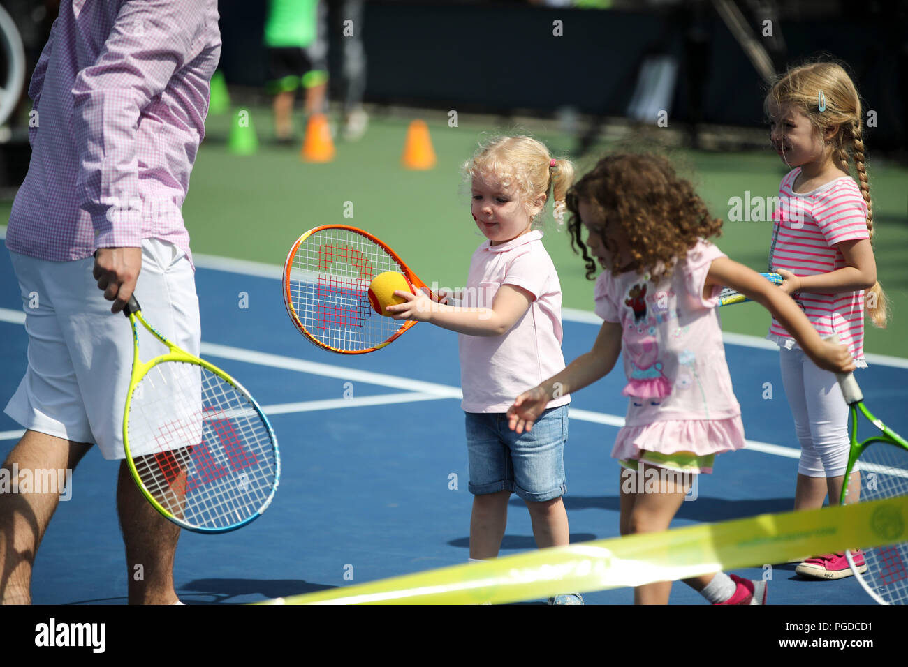New York, Stati Uniti d'America. 25 Ago, 2018. Bambini a giocare i giochi di tennis durante l'Arthur Ashe Kids' giorno dell'U.S. Aperto in New York, Stati Uniti, e il agosto 25, 2018. Credito: Wang Ying/Xinhua/Alamy Live News Foto Stock