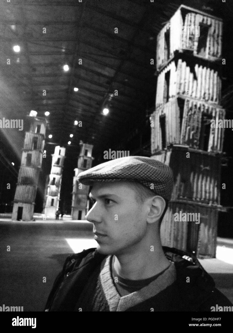 Ragazzo che guarda avanti. Milano, italia Foto Stock